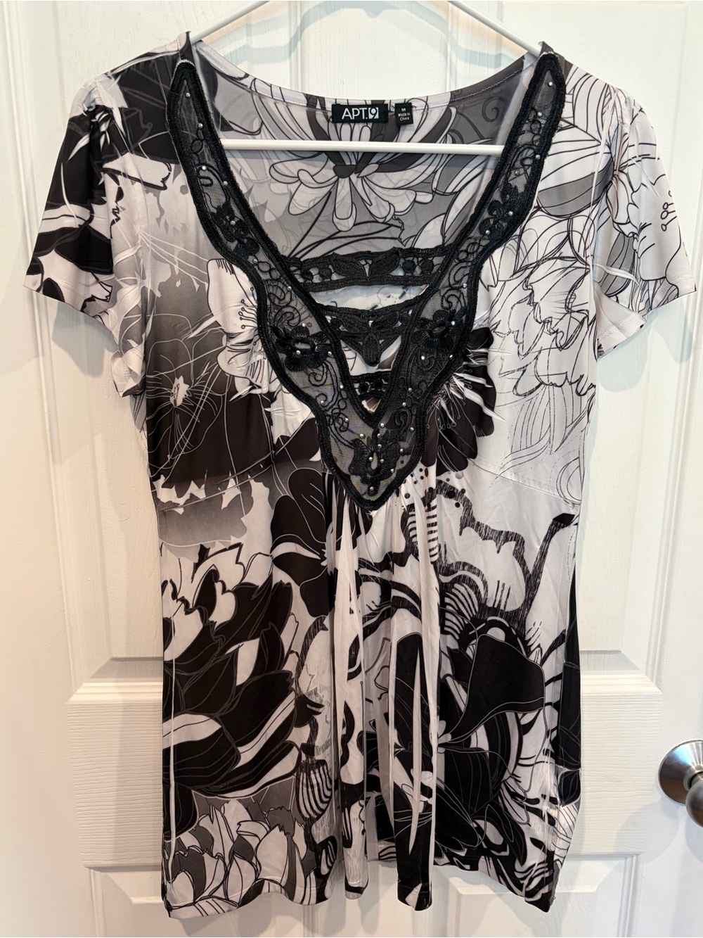 Blouse APT. 9 Black & White Floral Lace V-Neck Short Sleeve, Women’s medium
